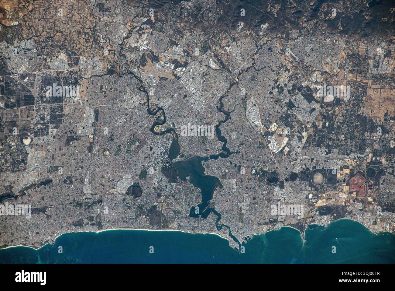 Perth, die Hauptstadt Westaustraliens mit einer Bevölkerung von 2,2 Millionen Menschen an der Küste des Indischen Ozeans, ist von der Internationalen Raumstation in einer Umlaufbahn von 263 km zu sehen. Der Canning River mündet in den Swan River, bevor er in den Indischen Ozean mündet. Ein Foto von der Internationalen Raumstation am 9. Januar 2024. Eine optimierte Version eines ISS-Originalbildes: NASA/JAXA/SFurukawa. Nur Redaktionelle Verwendung. Stockfoto