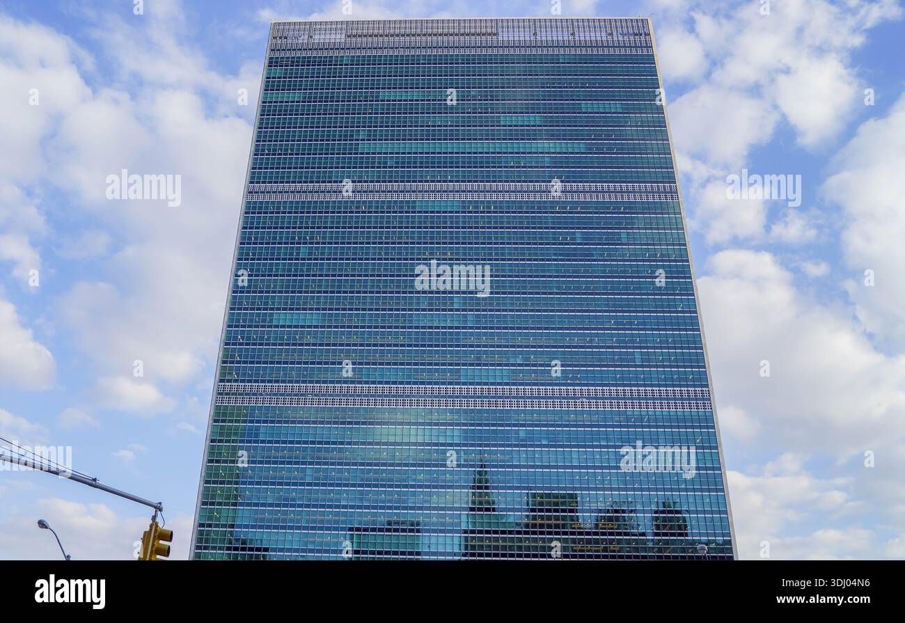 Gebäude des Hauptquartiers der Vereinten Nationen in New York City, Symbol für internationale Beziehungen, Diplomatie und globale Politik inmitten der Skyline von Midtown. Stockfoto