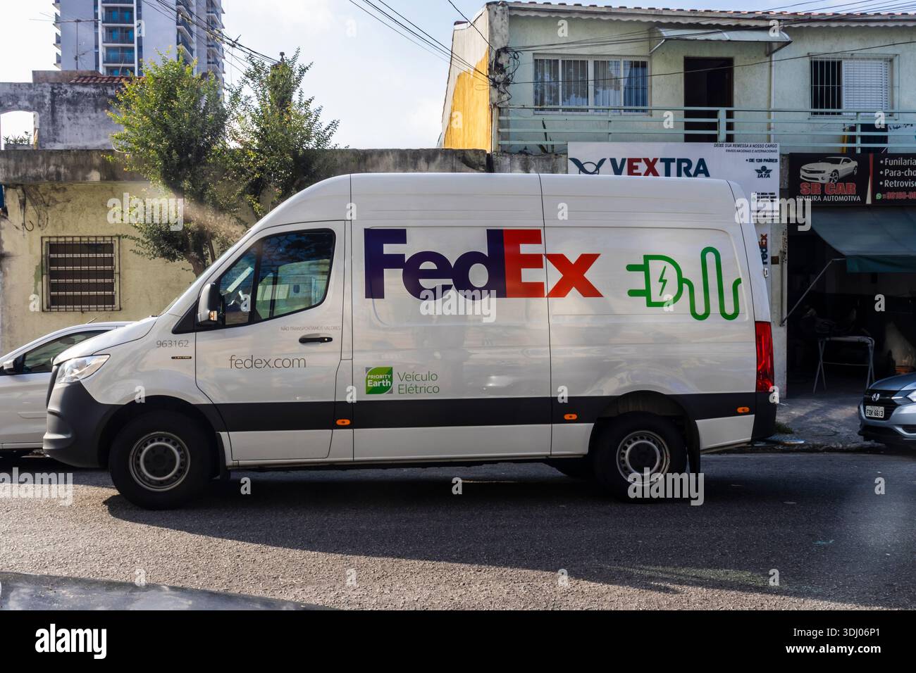 Sao Paulo, Brasilien, 06. Januar 2026. Ein elektrischer Lieferwagen von FedEx auf einer Straße in Sao Paulo, der das Engagement des Unternehmens für einen nachhaltigen Logist unterstreicht Stockfoto