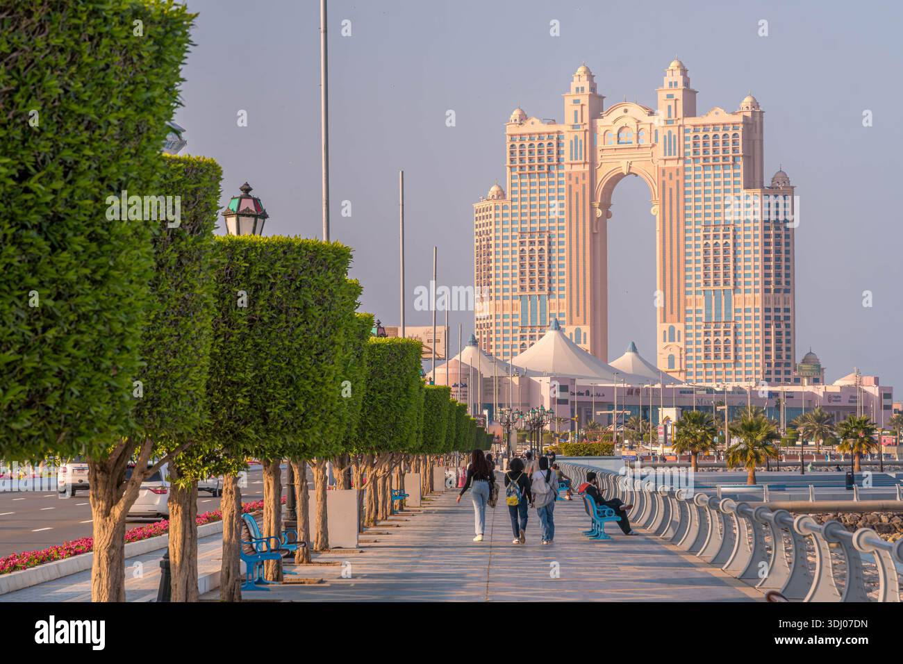Das Rixos Marina Abu Dhabi Hotel ist der ikonische Bogen von der Promenade Corniche in der Hauptstadt der Vereinigten Arabischen Emirate. Stockfoto