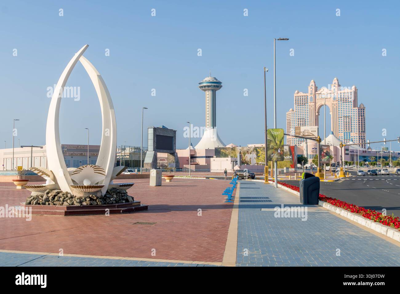 Das Rixos Marina Abu Dhabi Hotel ist der ikonische Bogen von der Promenade Corniche in der Hauptstadt der Vereinigten Arabischen Emirate. Stockfoto