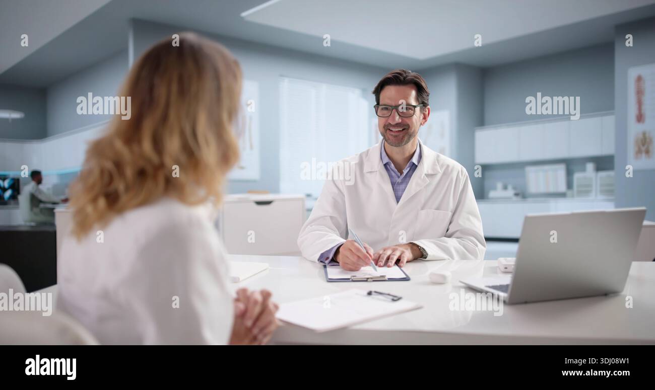 Kandidaten Für Arzt Und Krankenschwester Treffen Sich Zur Genehmigung Für Das Interview Mit Dem Krankenhauspersonal. Stockfoto