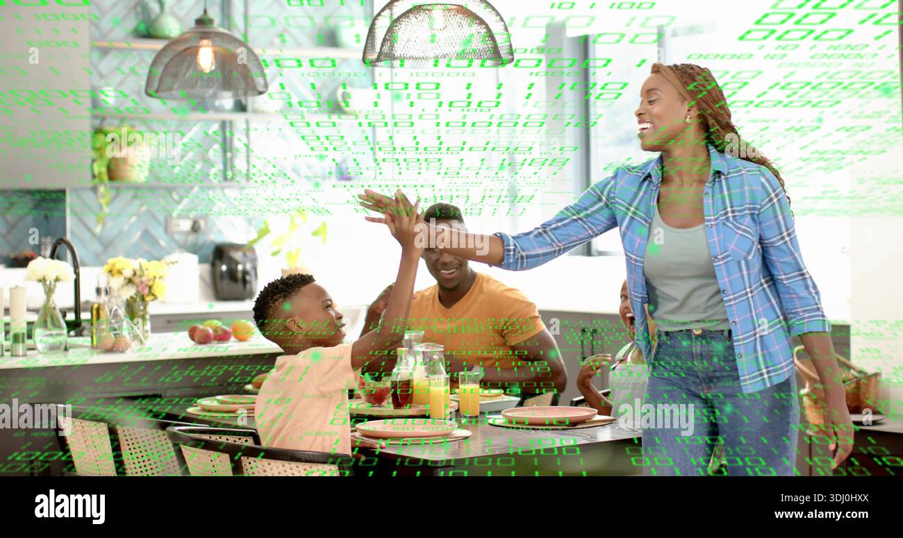 Die lehnende Mutter in blauem kariertem Hemd gibt dem Jungen in der modernen Küche High-Five, mit Code-Overlay Stockfoto