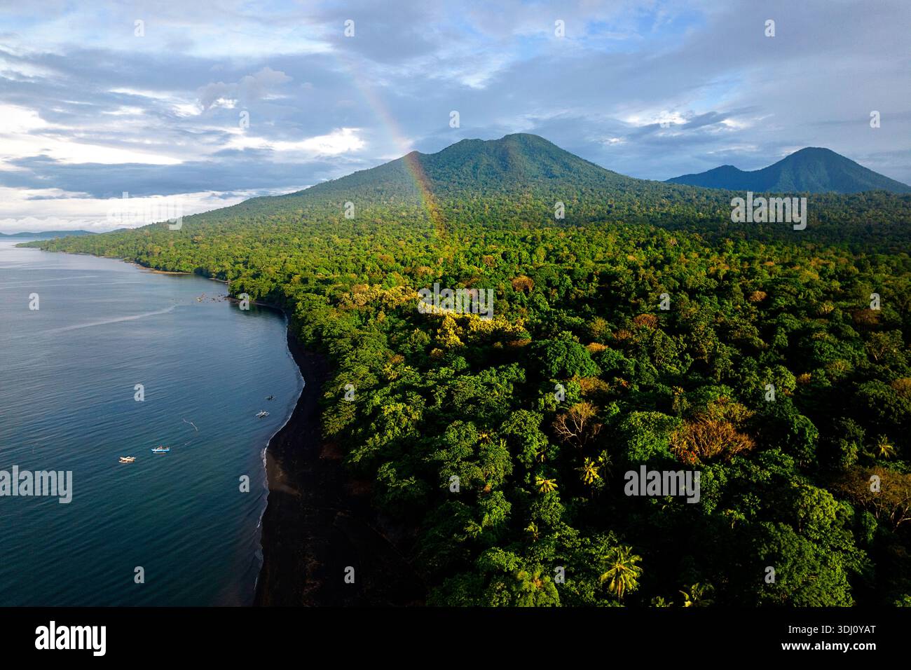 Wunderschöne Landschaft des Tangkoko-Nationalparks auf der Insel Sulawesi in Indonesien, schwarzer vulkanischer Kieselstrand und üppiger tropischer Regenwald Stockfoto