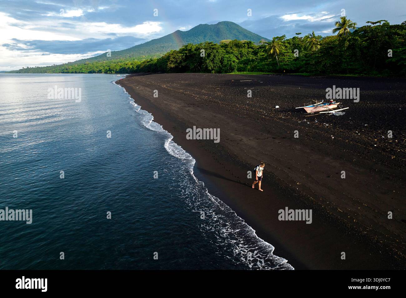 Idyllische Landschaft des Tangkoko Nationalparks, Sulawesi Insel, Indonesien, schwarzer vulkanischer Kieselstrand und üppiger tropischer Regenwald, touristische Erkundungen Stockfoto