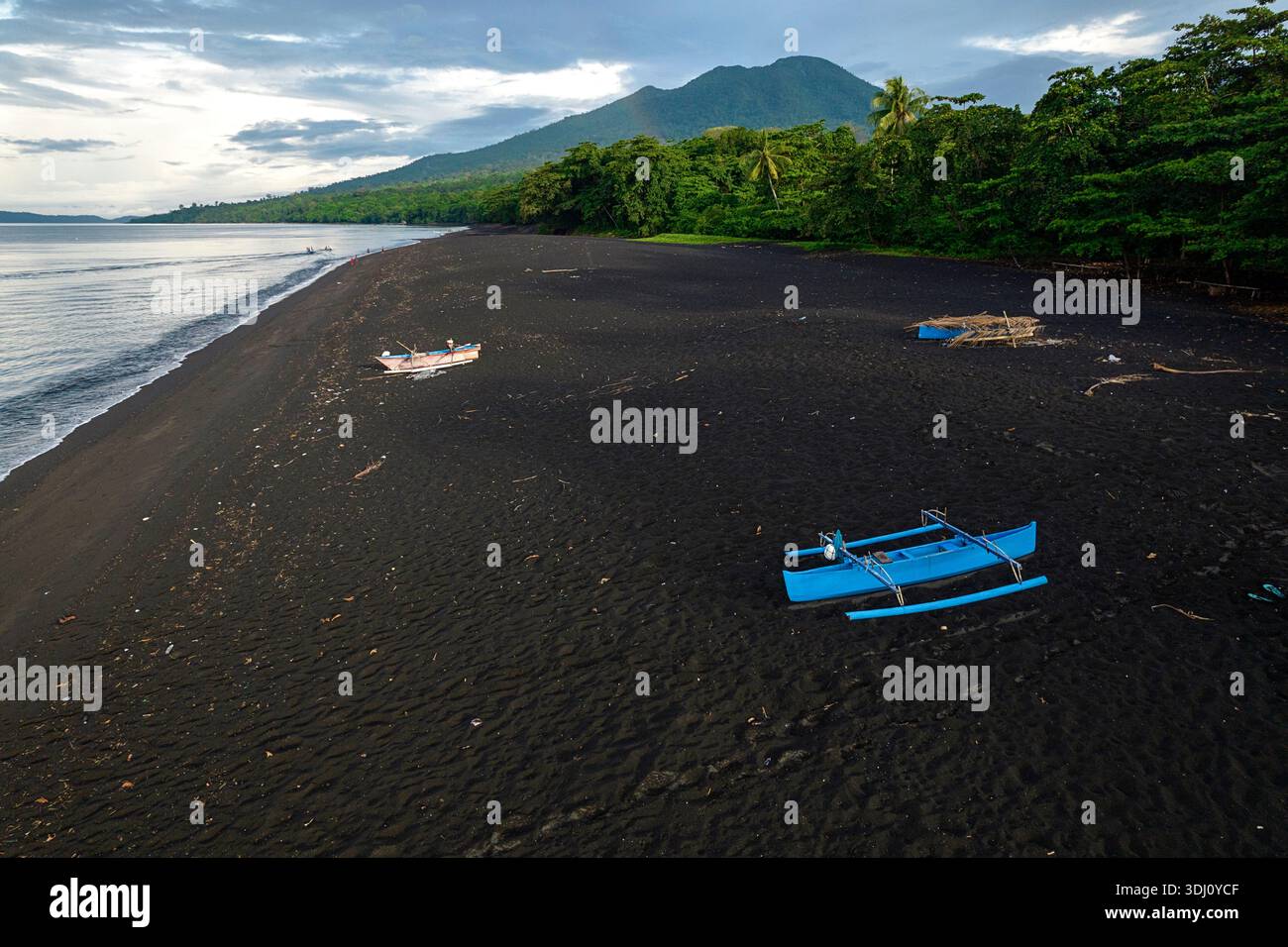 Wunderschöne Landschaft des Tangkoko-Nationalparks auf der Insel Sulawesi in Indonesien, schwarzer vulkanischer Kieselstrand und üppiger tropischer Regenwald Stockfoto