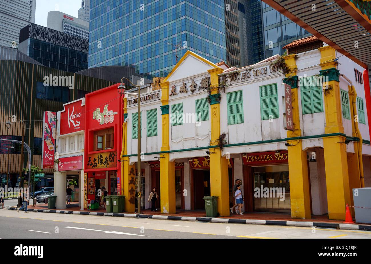 Shophouses of South Bridge Road Kenko and Tin Sing Goldsmiths mit seinem roten und gelben Grundfarbschema Stockfoto