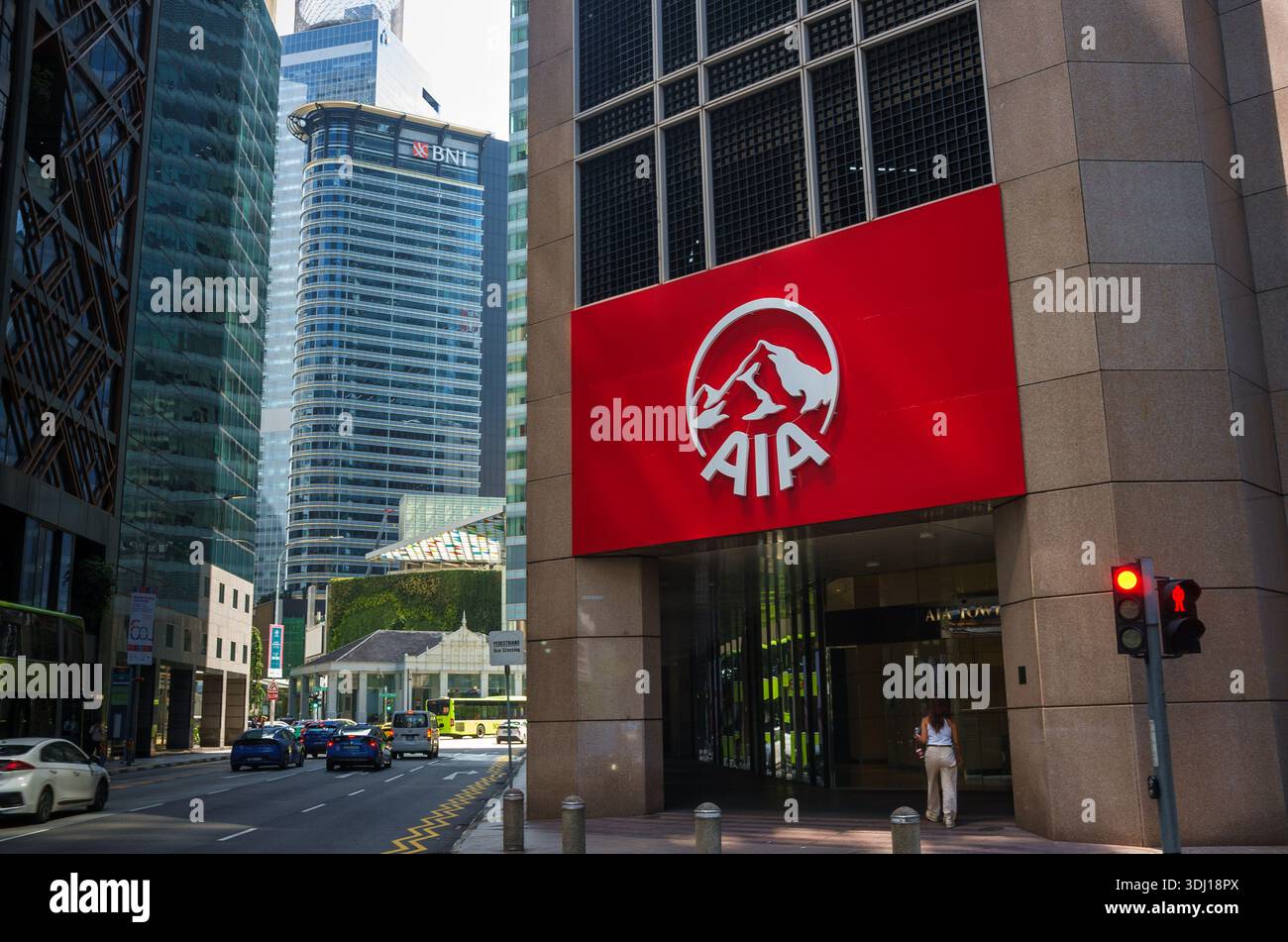 Ein Bild von Finlayson Green Singapore Asia, Heimat der AIA-Gruppenbüros, zeigt die Vorderseite des Gebäudes mit AIA-Logo, umgeben von Hochhäusern. Stockfoto