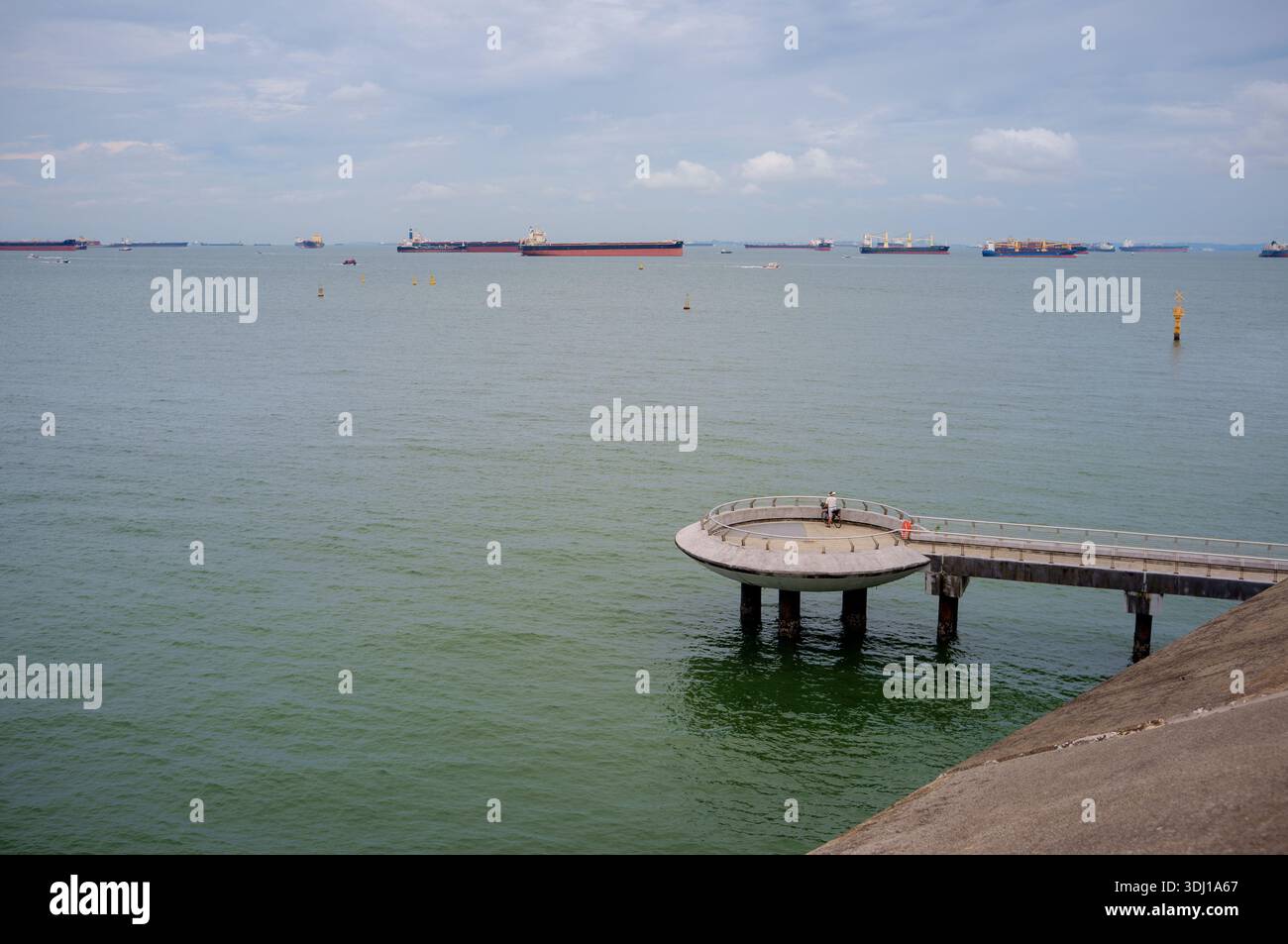 Ein Blick auf die Singapur-Straße eine geschäftige globale Schifffahrtsstraße von Marina Barrage Singapore Asia Stockfoto