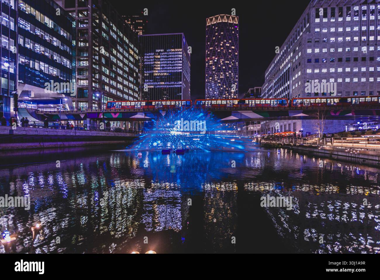 Die Amplituden-Installation beim Winter Lights Event in Canary Wharf. Stockfoto