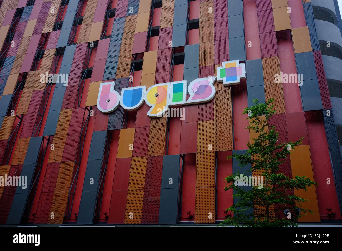 Bugis plus Shopping Mall Logo-Schild an der Seitenfassade des funkigen rechteckigen Designgebäudes. Stockfoto