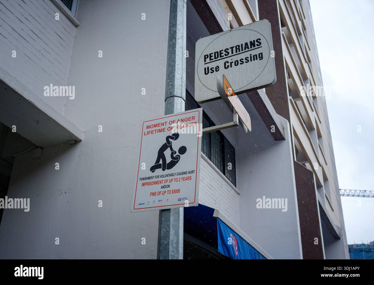 Ein Warnsignal in Singapur vor dem Verbrechen des öffentlichen Kampfes, einem Moment der Wut, lebenslanges Bedauern von bis zu zwei Jahren Haft oder 5000 Dollar Geldstrafe. Stockfoto