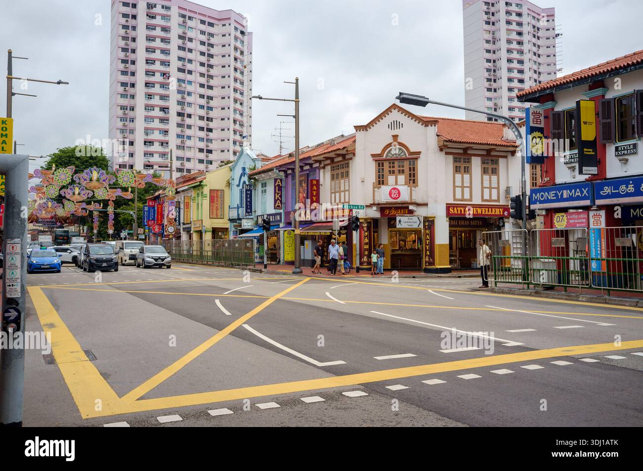Ein Blick auf die Kreuzung an der Kebau Road und Serangoon Road in Little India Singapur mit farbenfrohen Geschäften inmitten der Hochhäuser. Stockfoto