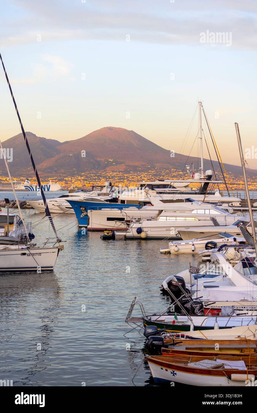 Neapel, Italien - 27. Juni 2021: Blick auf den Hafen für Boote und Yachten auf dem Boulevard in Chiaia. Vulkan Vesuv im Hintergrund. Stockfoto