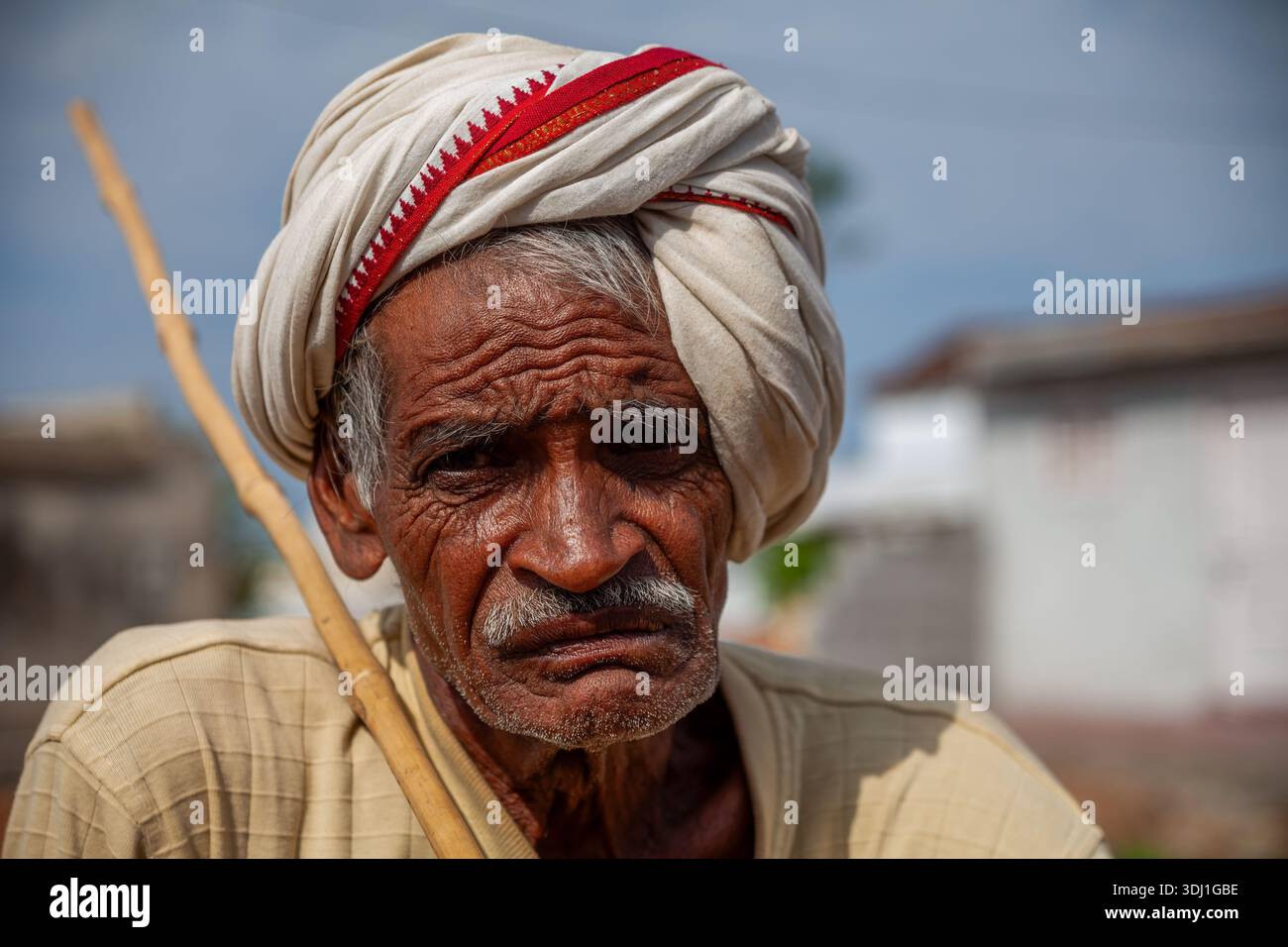 Älterer Mann, Der Im Freien Turban Trägt, Mit Reflektierendem Ausdruck In Traditioneller Kleidung Stockfoto