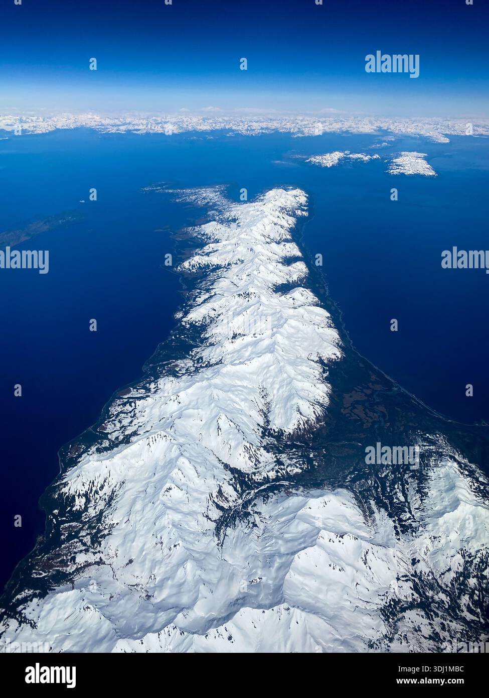 Die schneebedeckte Halbinsel ragt in den Cook Inlet auf dem Weg nach Anchorage, Alaska - Smartphone-aufgenommenes Stockfoto