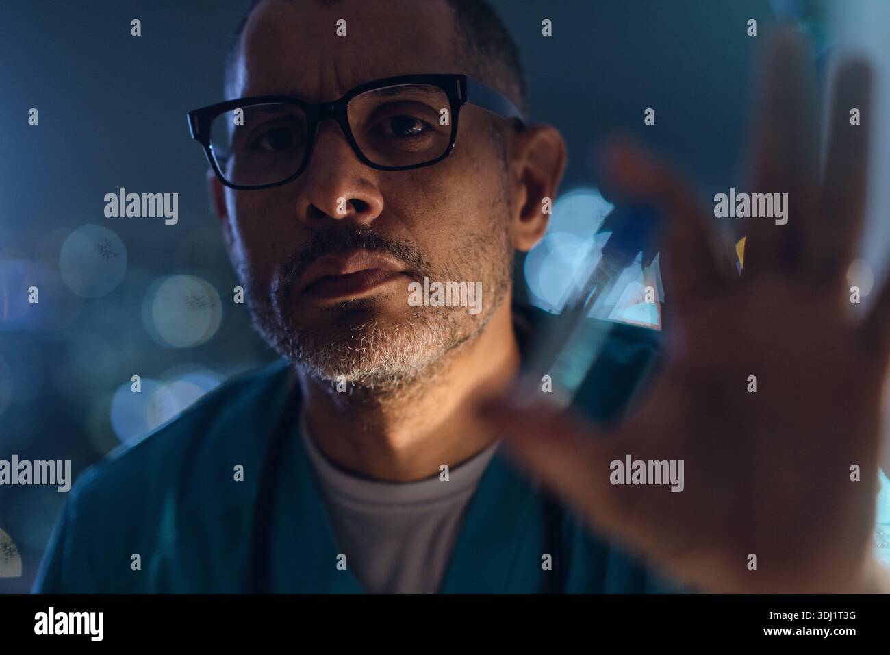 Medizinisches Fachpersonal, das Daten analysiert oder ein Objekt mit Handgesten vor dem Gerät Stockfoto