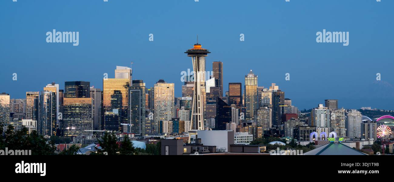 Die Skyline von Seattle mit Space Needle, beleuchtet von der untergehenden Sonne Stockfoto