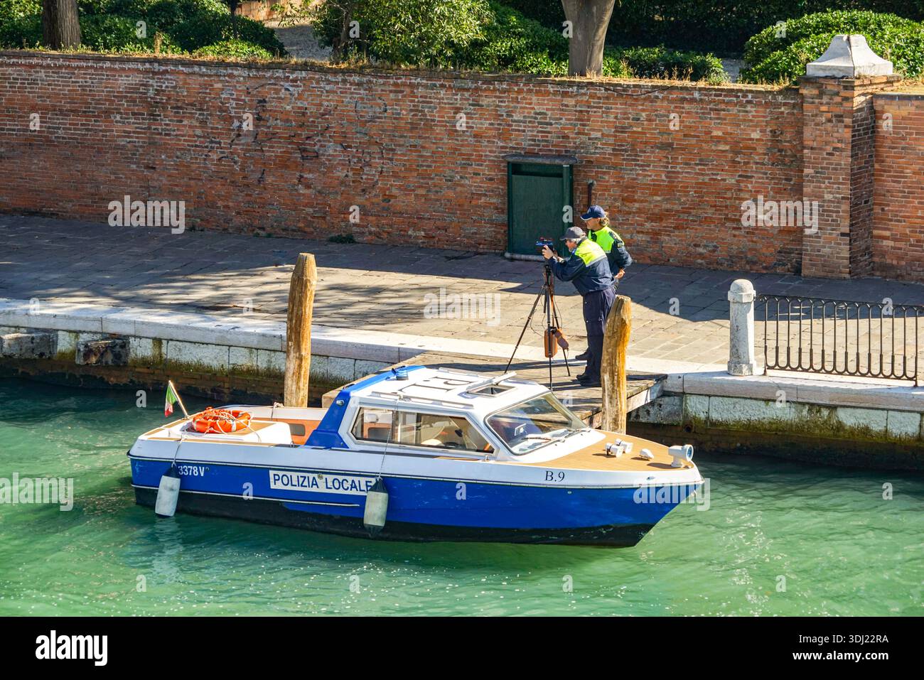 Die Wasserpolizei in Venedig führt Radargeschwindigkeitskontrolle durch. Canal Grande, Venedig, Italien Stockfoto