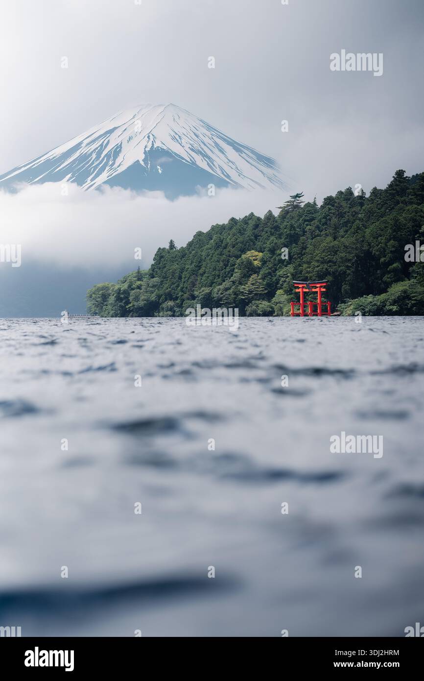 Der Fuji und ein Torii-Tor am Ashi-See, Japan. Berühmte Landschaft für den Tourismus Stockfoto