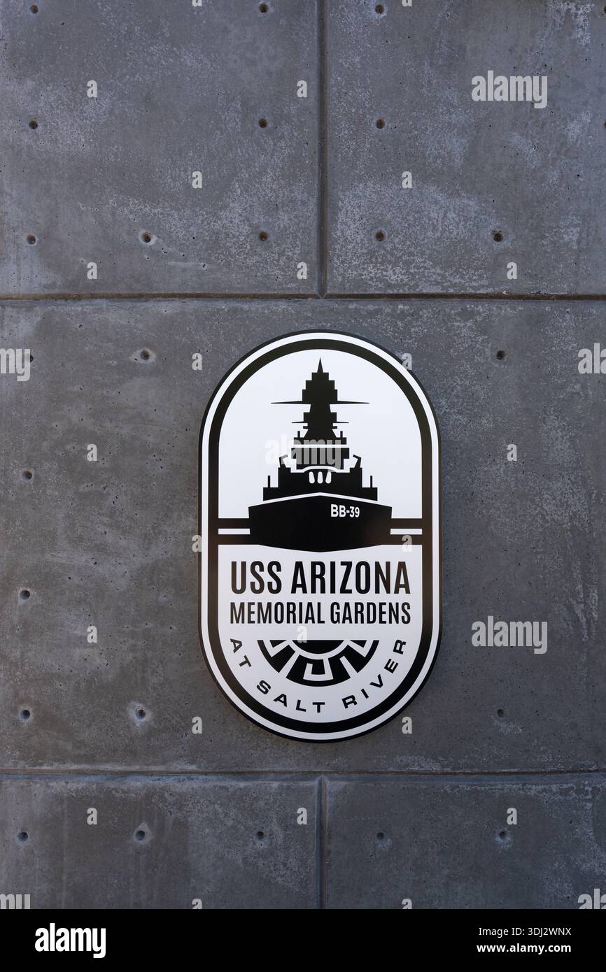 Scottsdale, AZ - 1. Dezember 2025: Schild auf dem Reliquisraum mit einem Stück der versunkenen Überreste der USS Arizona in den USS Arizona Memorial Gardens in Salt R Stockfoto
