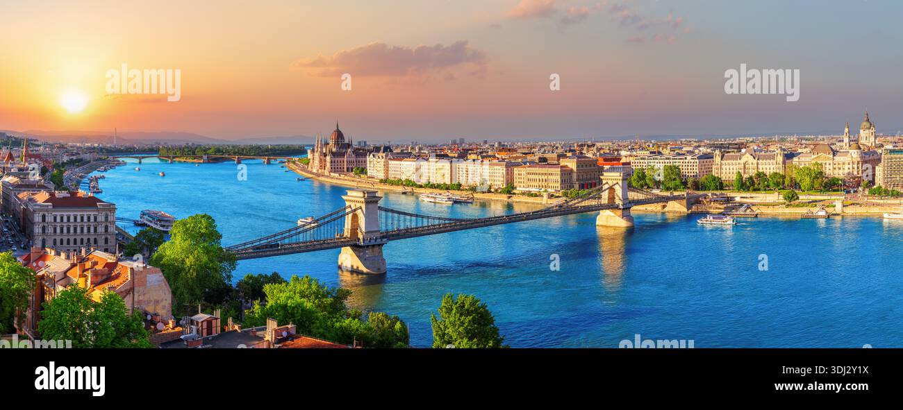 Vollständiges Panorama des Budapester Wahrzeichens, berühmte Kettenbrücke mit Parlament und Margareteninsel, Ungarn. Stockfoto