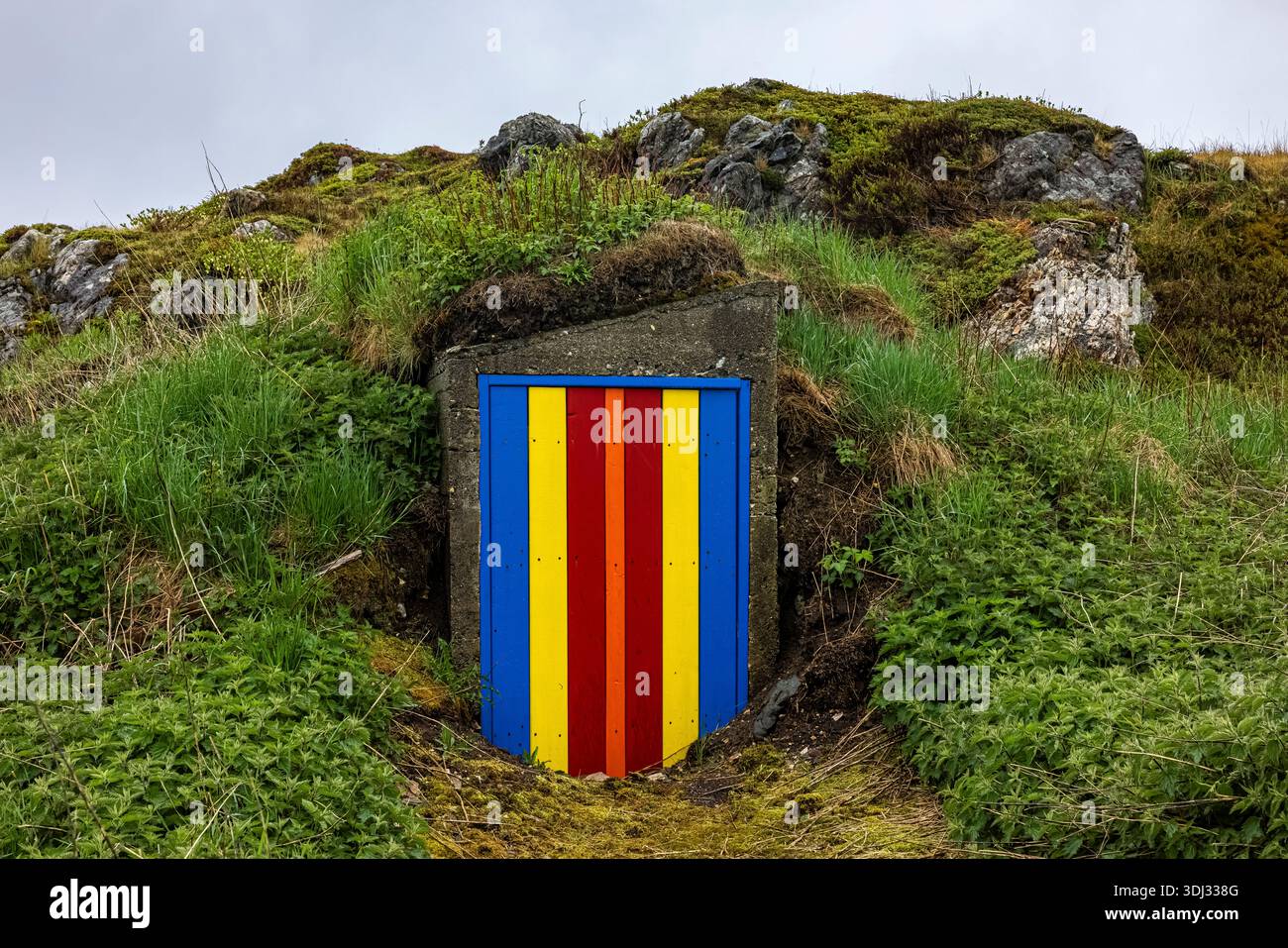 Wurzelkeller mit farbenfroher Tür, eine Anspielung auf die Vergangenheit in Twillingate, Neufundland, Kanada [keine Veröffentlichung; nur redaktionelle Lizenzierung] Stockfoto