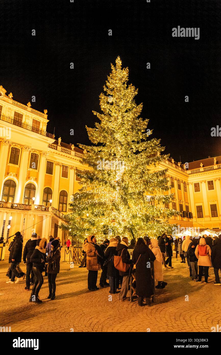 Weihnachtsmarkt im Schloss Schönbrunn in Wien, Österreich. Stockfoto