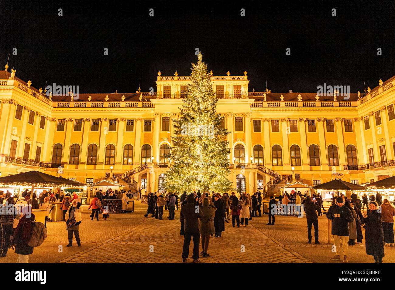 Weihnachtsmarkt im Schloss Schönbrunn in Wien, Österreich. Stockfoto