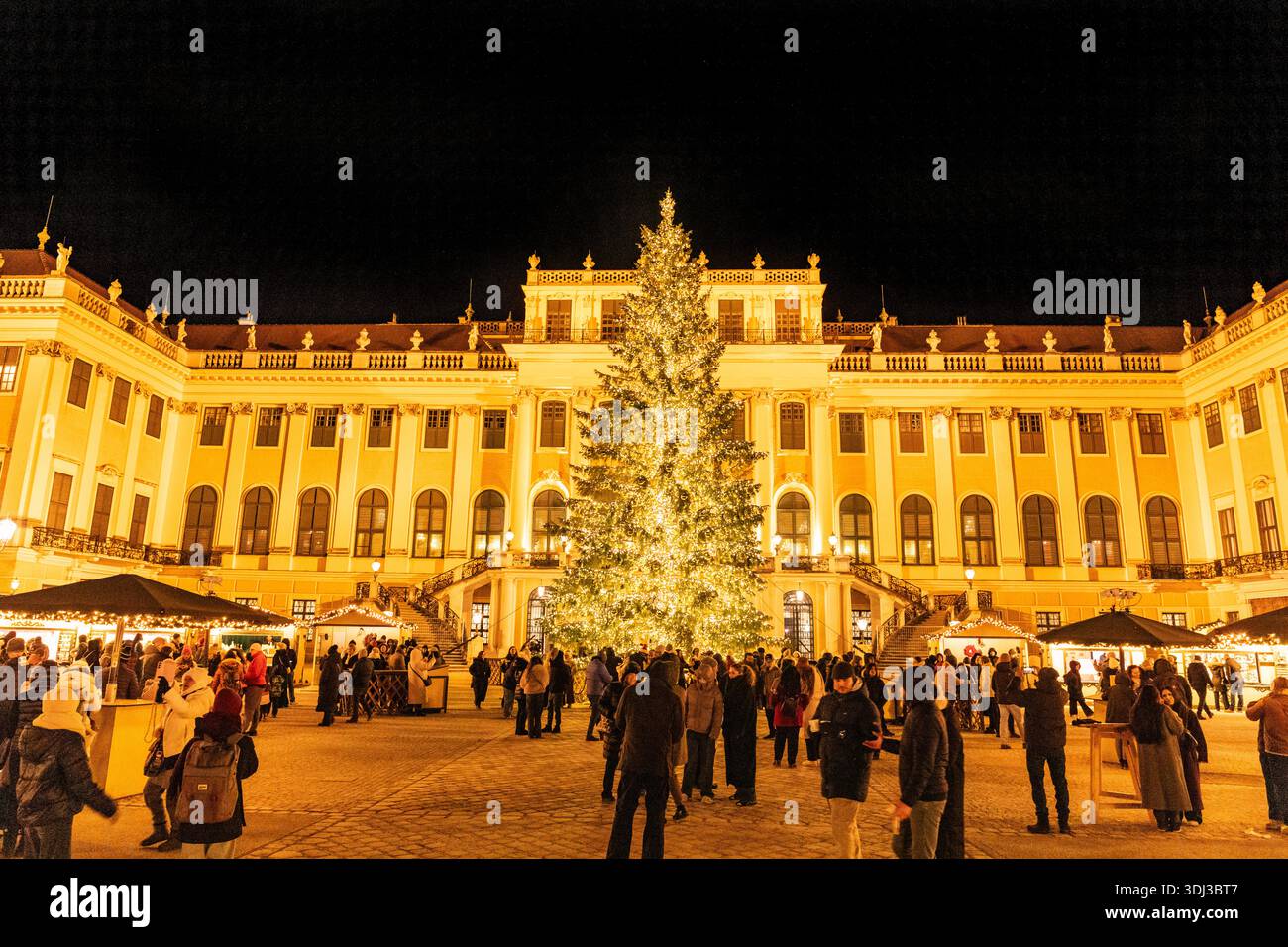 Weihnachtsmarkt im Schloss Schönbrunn in Wien, Österreich. Stockfoto