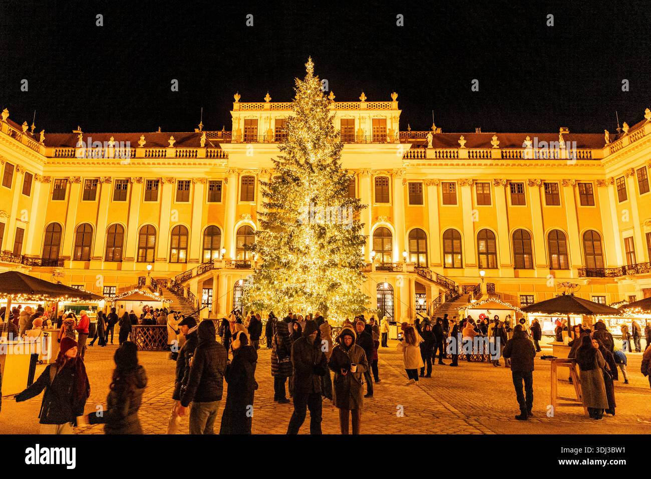 Weihnachtsmarkt im Schloss Schönbrunn in Wien, Österreich. Stockfoto