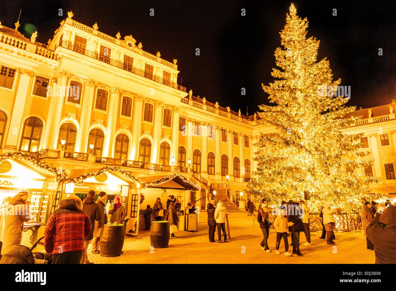 Weihnachtsmarkt im Schloss Schönbrunn in Wien, Österreich. Stockfoto