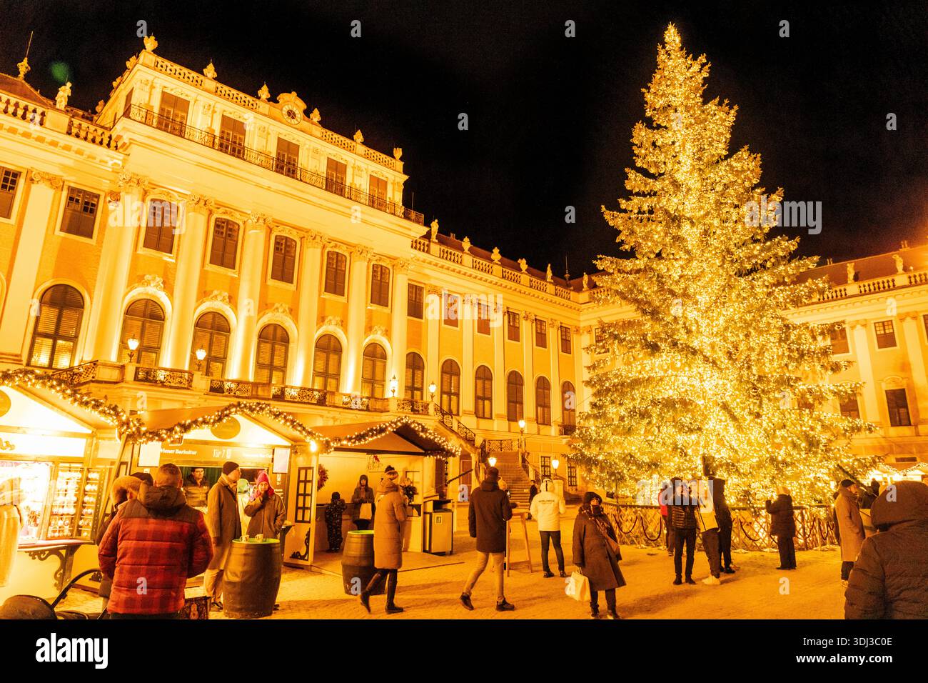 Weihnachtsmarkt im Schloss Schönbrunn in Wien, Österreich. Stockfoto