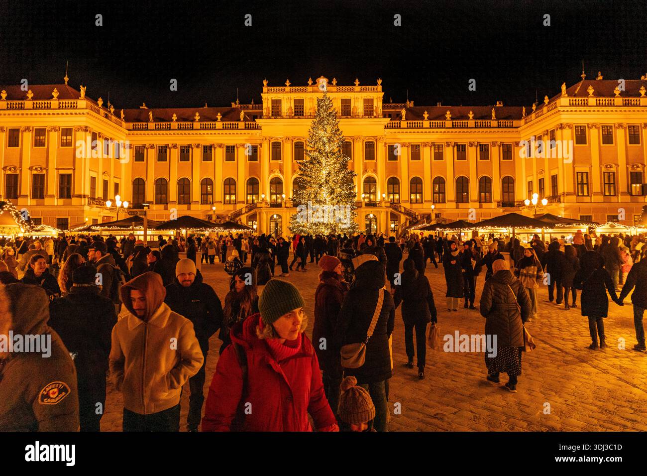 Weihnachtsmarkt im Schloss Schönbrunn in Wien, Österreich. Stockfoto