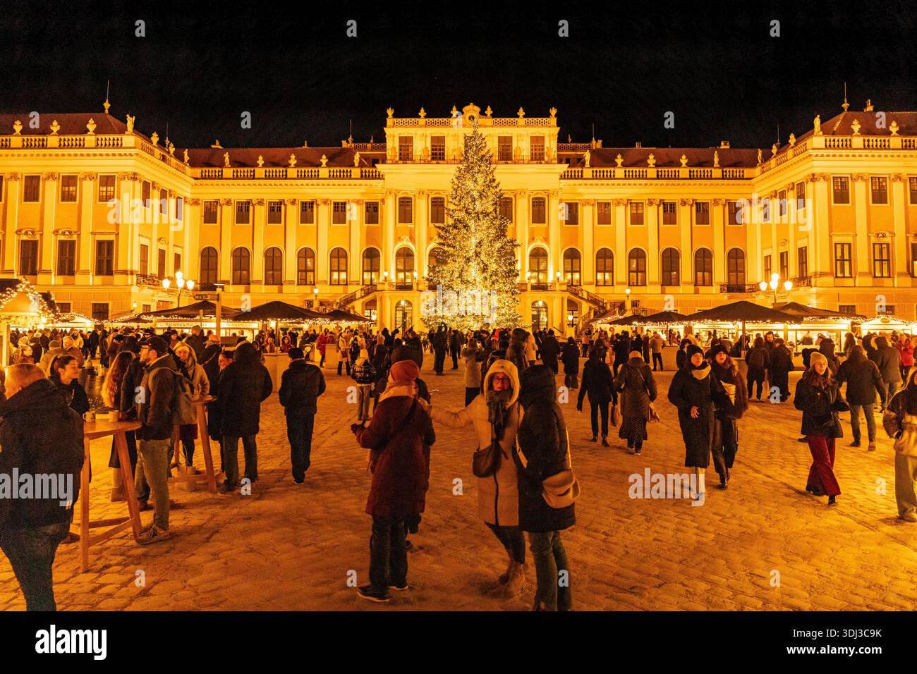 Weihnachtsmarkt im Schloss Schönbrunn in Wien, Österreich. Stockfoto