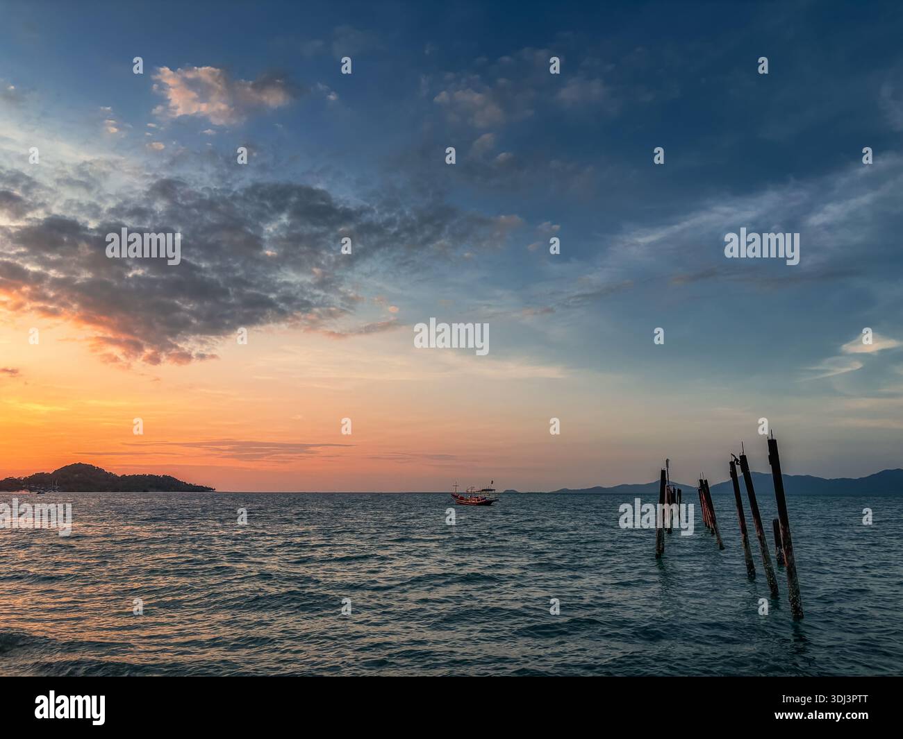 Farbenfrohe Landschaft bei Sonnenuntergang mit kleinem Fischerboot, Koh Samui Stockfoto