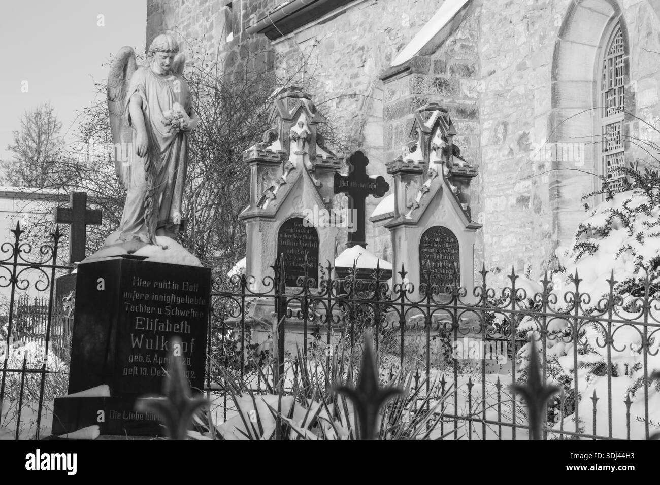 Engel mit Palmenzweig und Blumen auf Grabstein, historischer Friedhof in der Marienkirche, Lüdersen Bergdorf schneit im Winter nach Schneesturm E Stockfoto