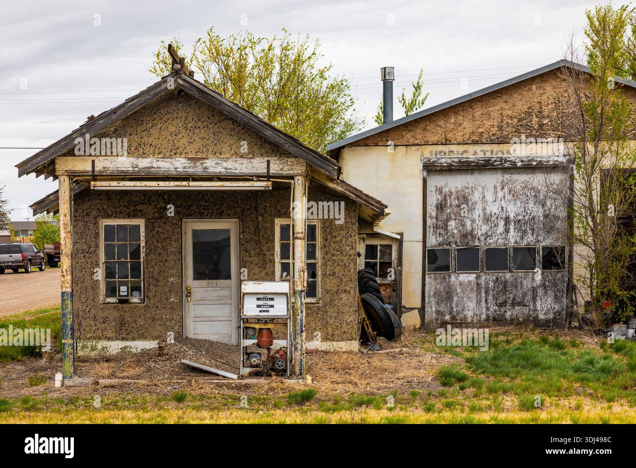 Alte Tankstellenruine, strukturiert mit Glasstücken, entlang US-2 in Saco, Montana, USA [keine Veröffentlichung; nur redaktionelle Lizenzierung] Stockfoto