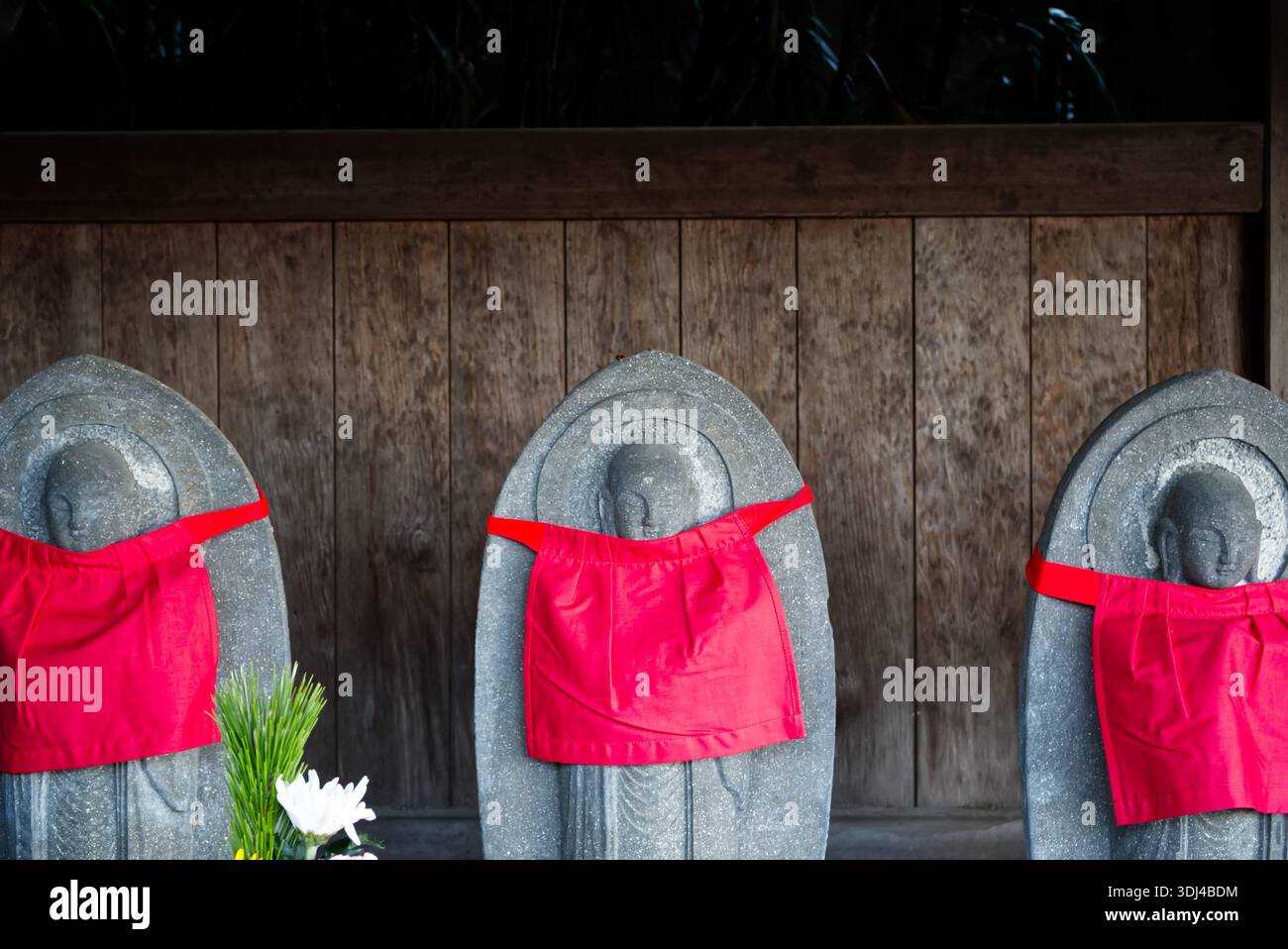 Japanische Steinfiguren am Eingang eines Tempels Stockfoto