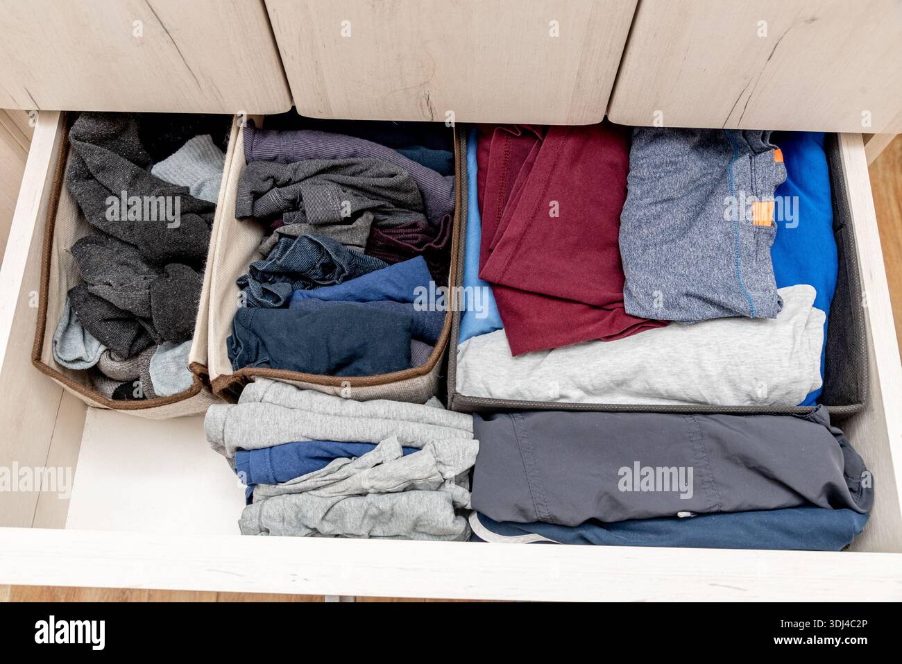 Schrank im Freien mit Sortierung für Herrenbekleidung, Slips, Socken und T-Shirt Stockfoto