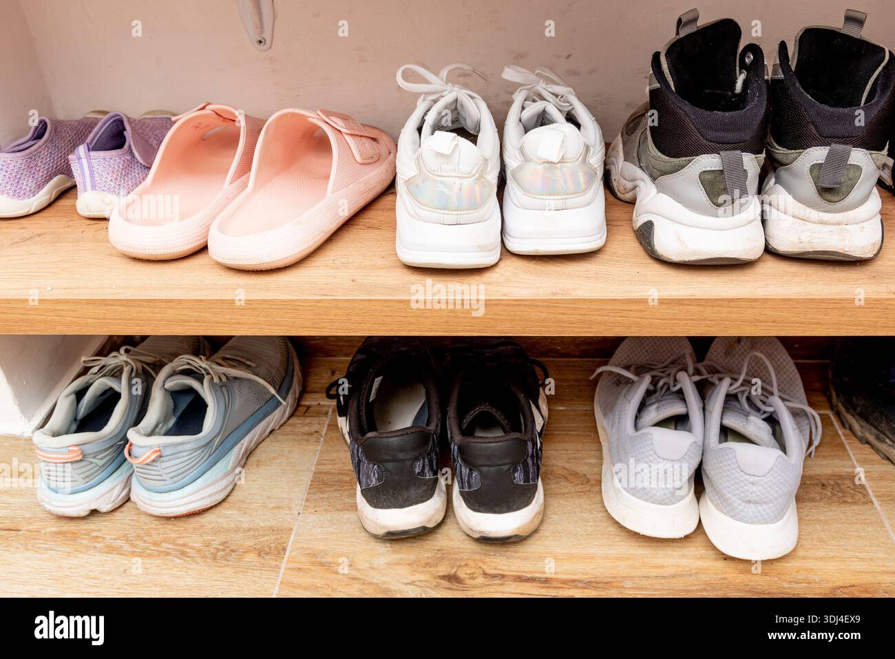 Aufbewahrung von Schuhen im Flur, Paar verschiedener Schuhe auf Regalen im Flur Stockfoto