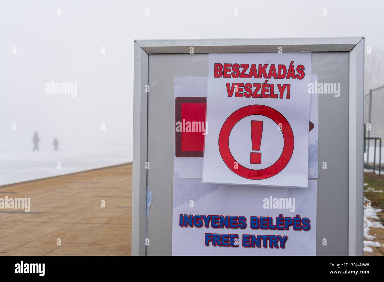Warnschild „GEFAHR- GEFAHR DES DURCHBRUCHS an der Siófok Promenade am gefrorenen Balaton. Stockfoto