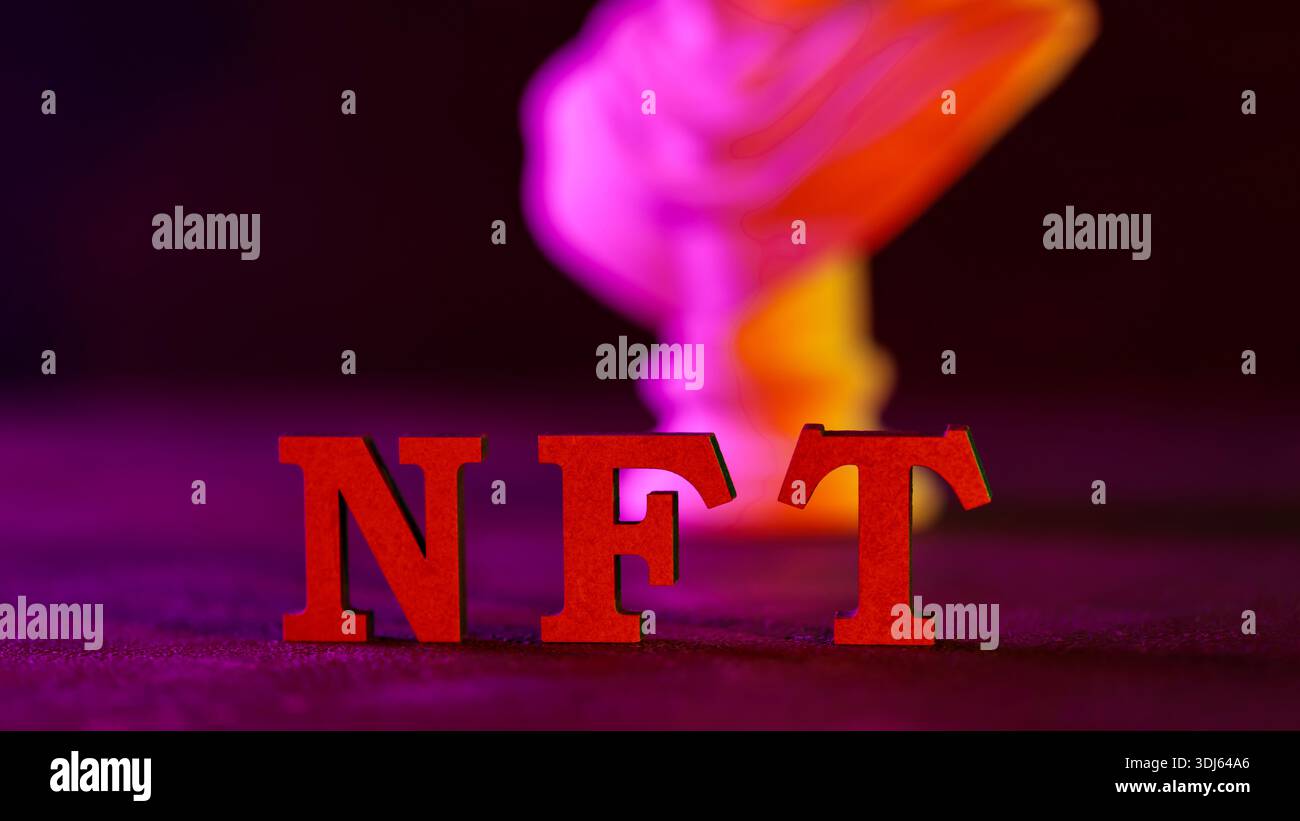 Rote NFT-Buchstaben mit lila Rosa Orange Neon Raucheffekt Dunkler Hintergrund Stockfoto