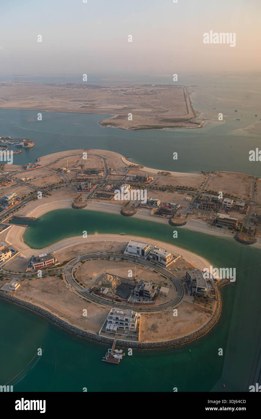 Panoramablick auf Abu Dhabi, VAE, mit moderner Architektur, Yachthäfen, künstlichen Lagunen, Sandstrände im ölreichen Nahen Osten. Stockfoto