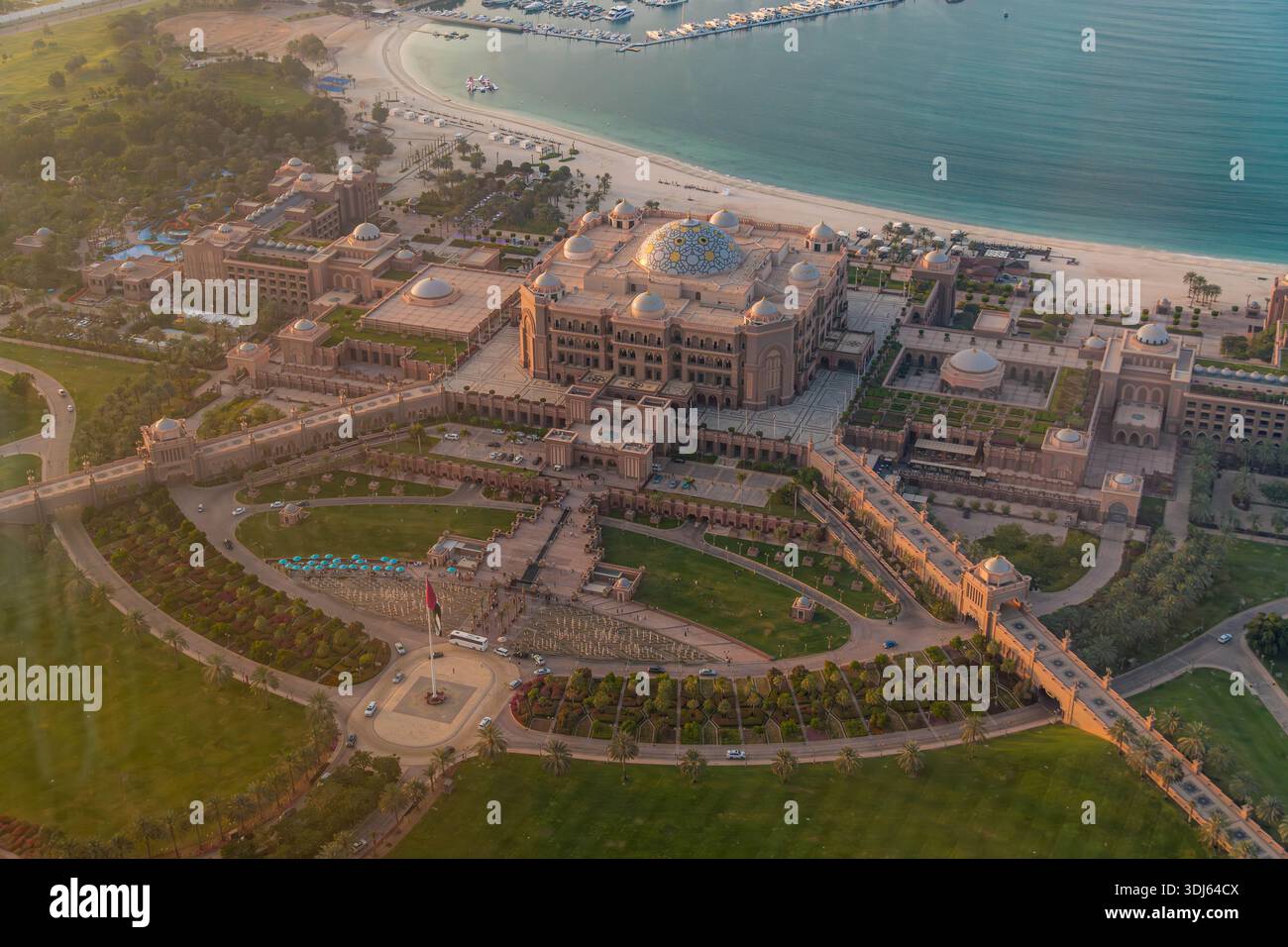 Blick aus der Vogelperspektive auf das Emirates Palace Mandarin Oriental in Abu Dhabi, VAE, luxuriöse Resortarchitektur und gepflegte Gärten entlang der Persischen Golfküste. Stockfoto