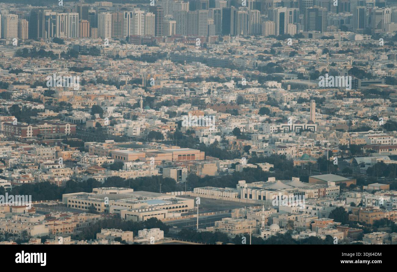 Luftpanorama der Wohnviertel in Abu Dhabi City, VAE. Stockfoto