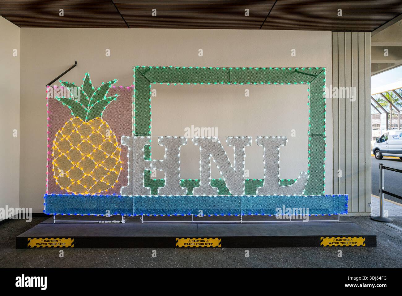 HNL Neon-Ananasbeleuchtung am Flughafen in Honolulu, Hawaii. Stockfoto