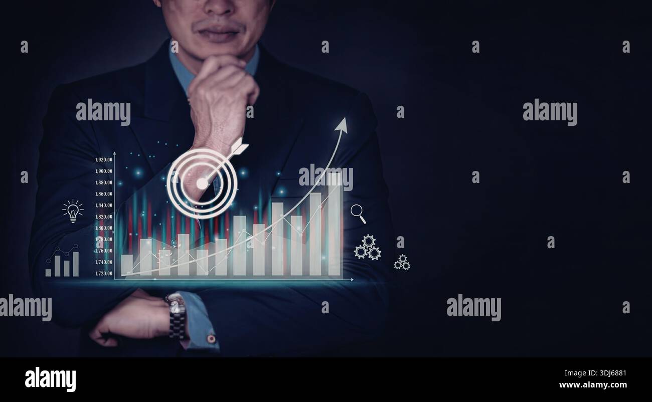 Ein Geschäftsmann in einem Anzug analysiert intensiv ein holografisches Datendiagramm. Das Bild enthält verschiedene visuelle Elemente wie Diagramme, Diagramme und Symbole r Stockfoto