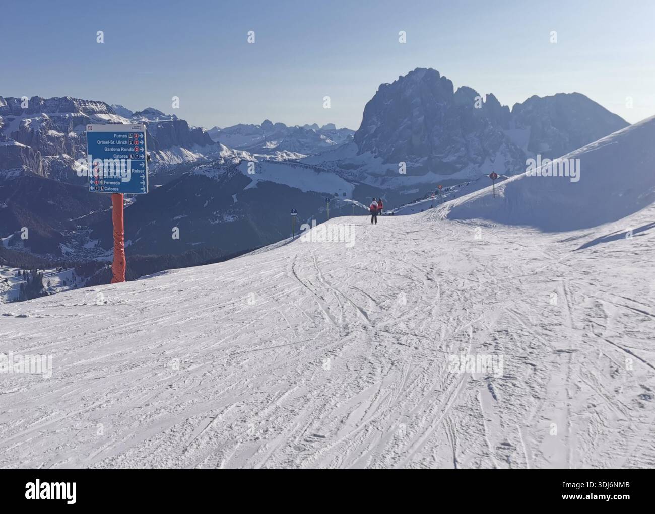 Der 2.519 m hohe Gipfel von Seceda markiert den Beginn von La Longia – über 10 km roter Lauf, der in Richtung St. Ulrich abfällt und einen atemberaubenden Blick auf die Dolomiten bietet. Einer der legendären 8. Stockfoto