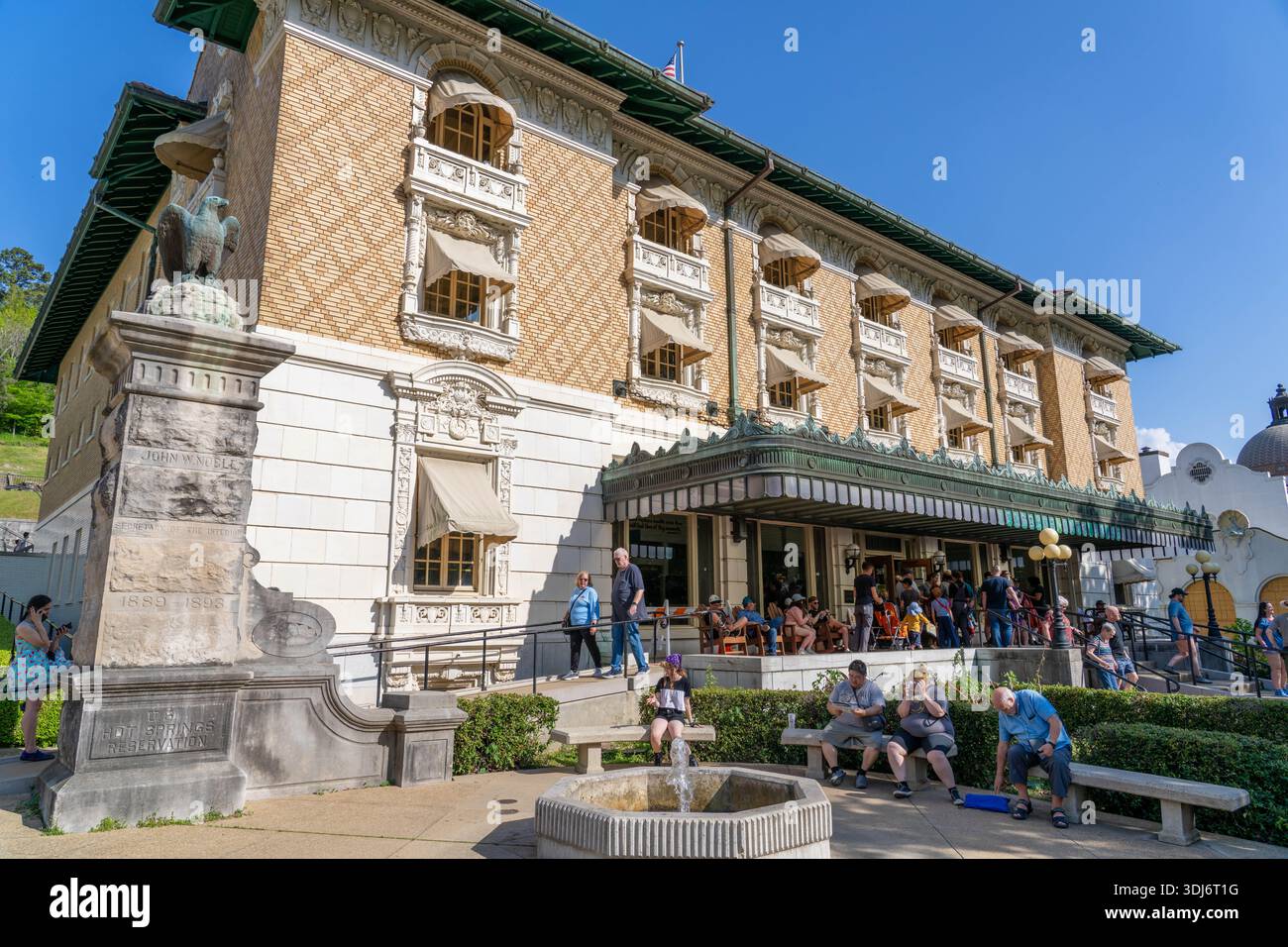 Hot Springs Arkansas - 8. April 2024: Fordyce Bathhouse National Park Visitor Center mit einer großen Menschenmenge außerhalb der Hot Springs Arkansas Historic Site Stockfoto